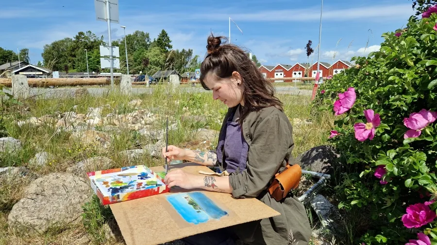 Katrine Glenhammer - med blok og pensel i limfjordslandet ved Virksund