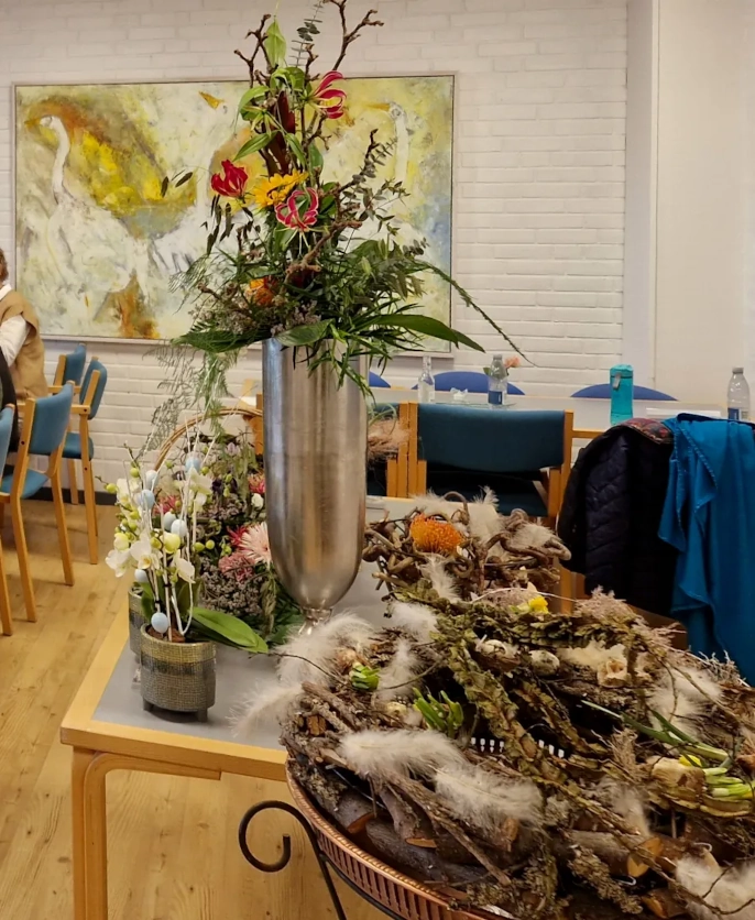 Billedet viser Jonna Jepsens bidrag til AtoLab & Kunstcaféen 2023. Jonna ejer og driver blomsterbutikken "Kornblomsten" i Stoholm. 