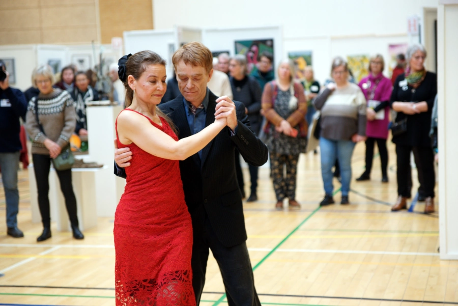 Eva Refshauge og Svenning H. Sørensen danser tango søndag eftermiddag ved Forårsudstillingen 2023 i Stoholm Fritids- og Kulturcenter